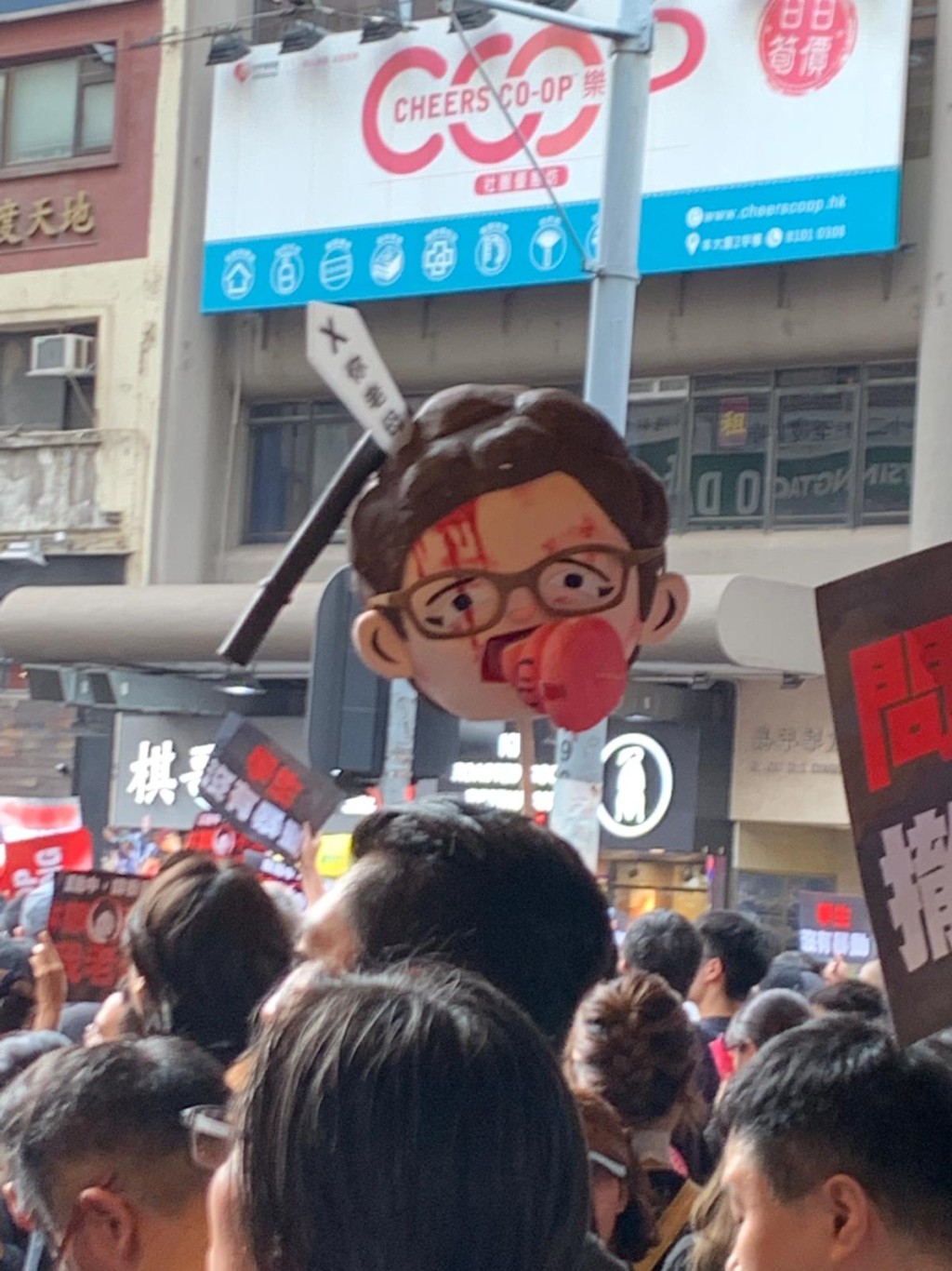 遊行人士舉出標語及道具。