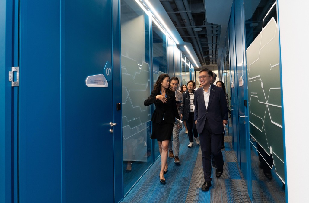 蔡傑銘(右)近日到香港園區視察。創新科技及工業局FB圖片 蔡傑銘(右)近日到香港園區視察。創新科技及工業局FB圖片