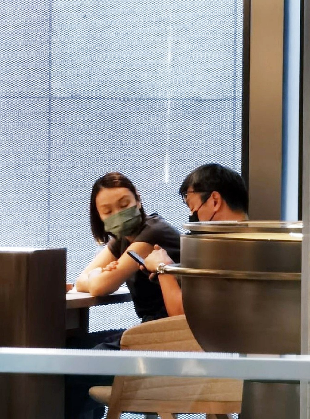 周小龍與其公司女職員Yuki上月中在中環國際金融中心 (IFC)二期一間名表店選購手表。 《文匯報》提供