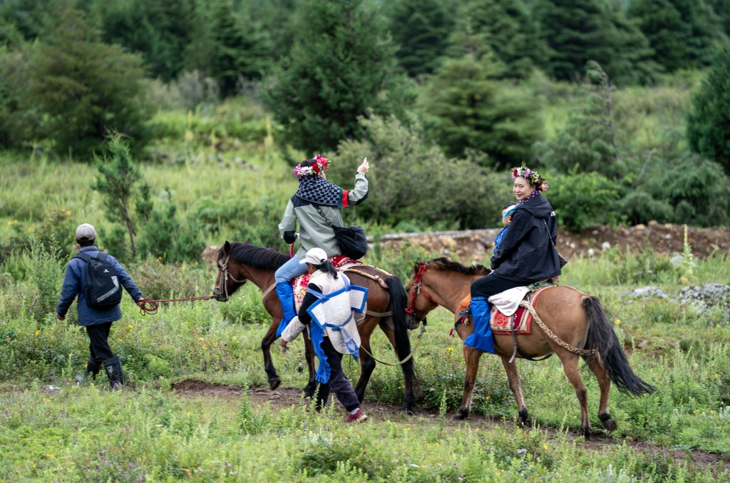游客在丽江市玉龙纳西族自治县白沙镇玉湖村体验骑马。 新华社资料图