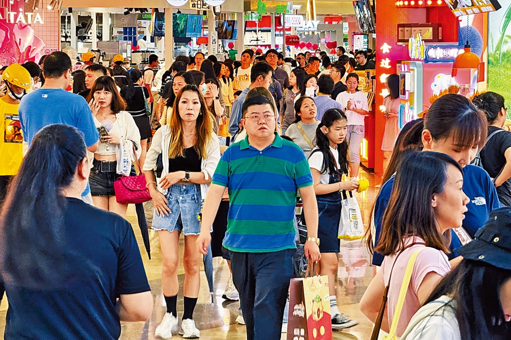 大批遊客在深圳消費。
