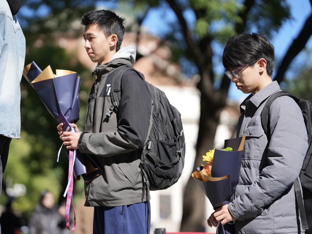 清華大學高等研究院設立楊振寧先生緬懷室，連日來民眾到場吊唁。中新社