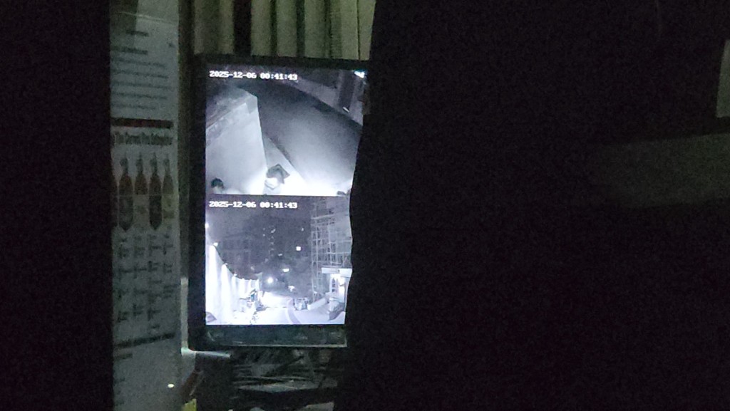 警方翻查閉路電視。黎志偉攝