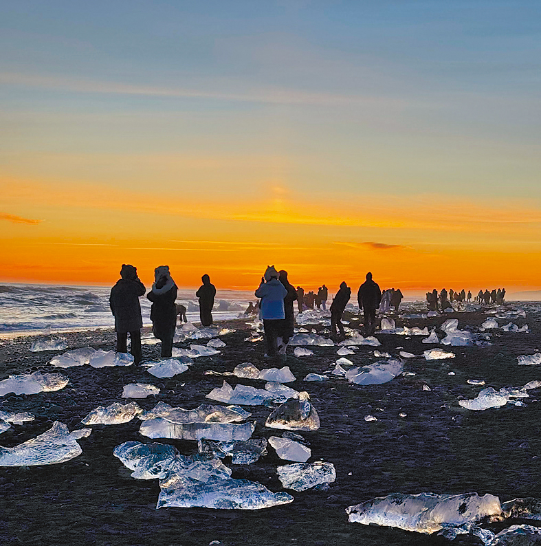 曾淵滄不止是財經專家，同時也是一位攝影愛好者，並向記者分享在冰島拍攝的作品。