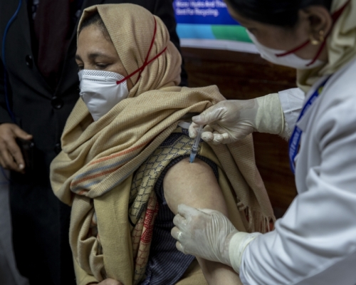 印度接種新冠疫苗首日約19萬人注射。AP圖