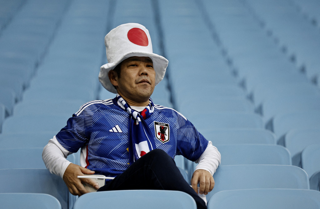 日本球迷提早入場準備為愛隊打氣。REUTERS