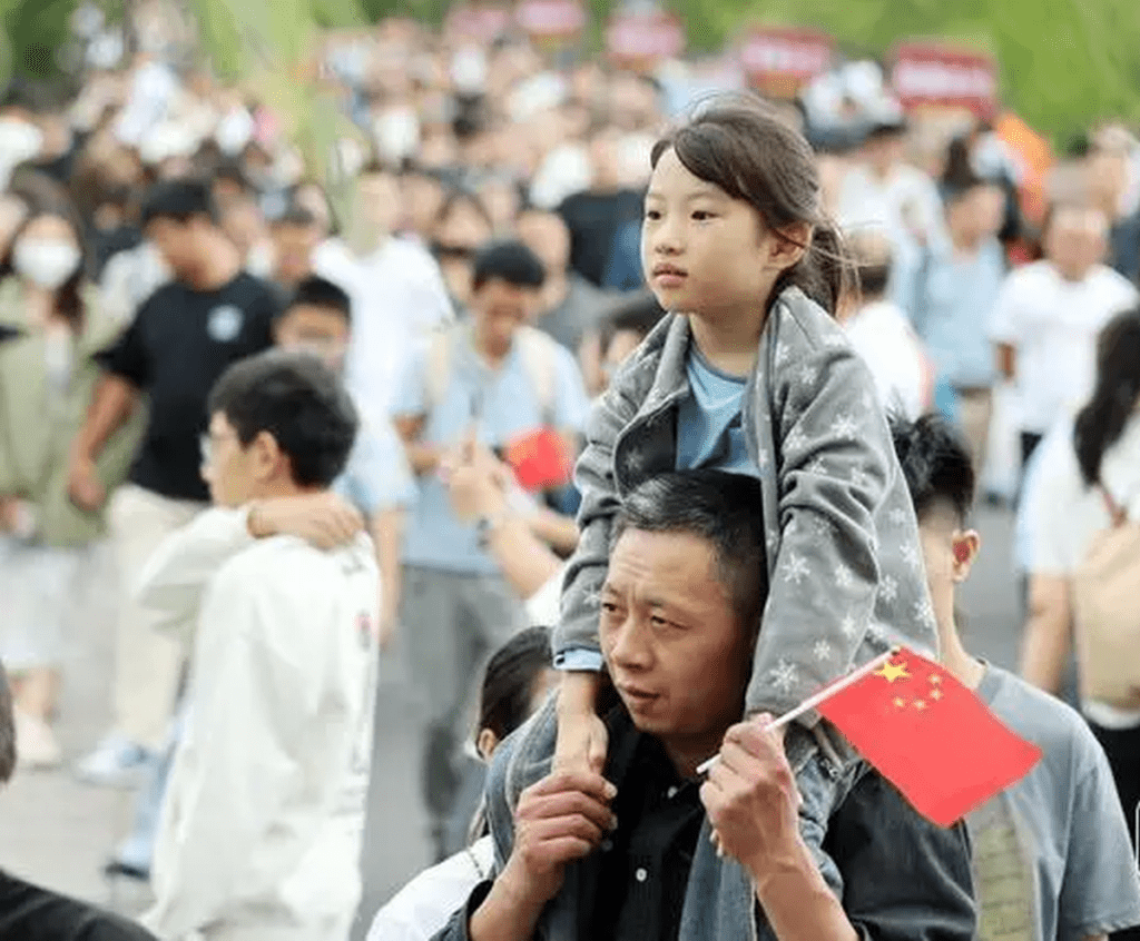 西湖斷橋遊人如織。