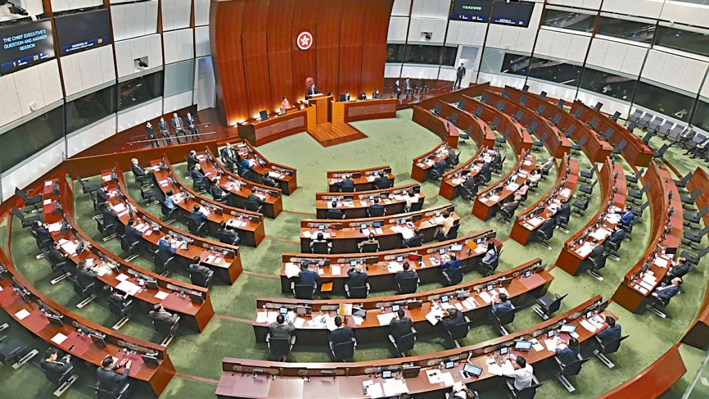 第七屆立法會議員人數大增至九十人，內部的聯絡統籌比上一屆更為複雜。