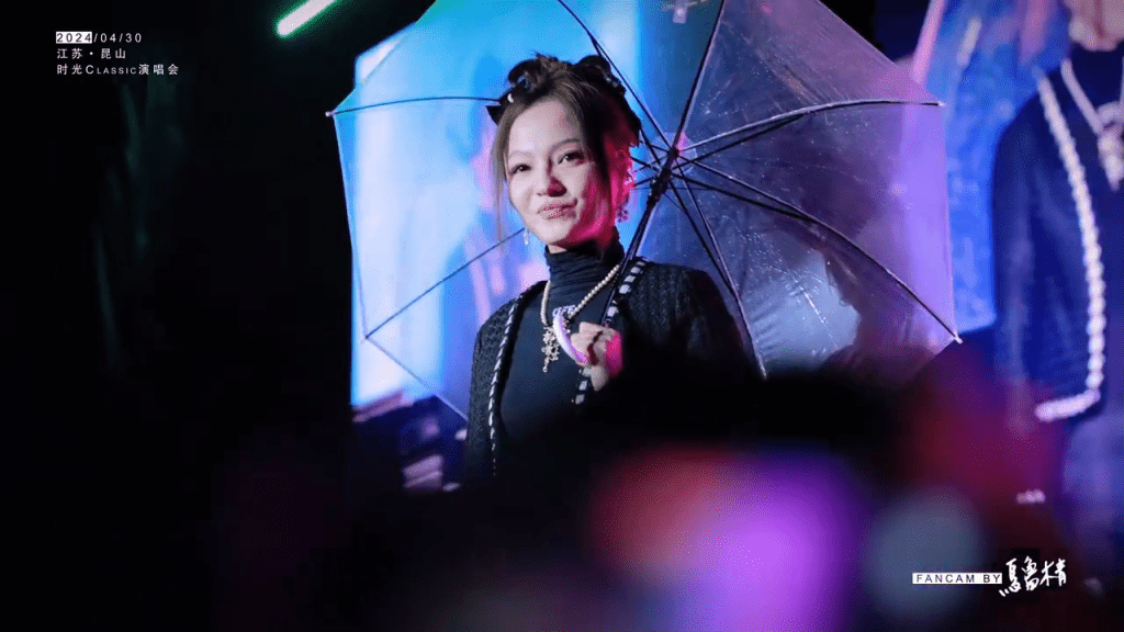 近日张韶涵在昆山出席拼盘演唱会活动，虽然落雨仍撑伞演出。