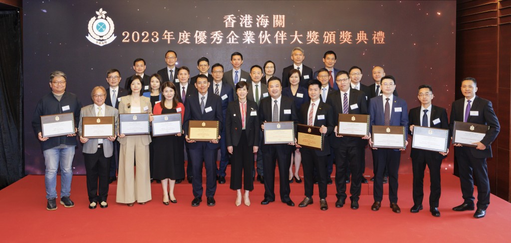 海关关长何佩珊(前排左六)、海关首长级人员、以及部门相关科系主管与得奖公司代表合照。政府新闻处图片