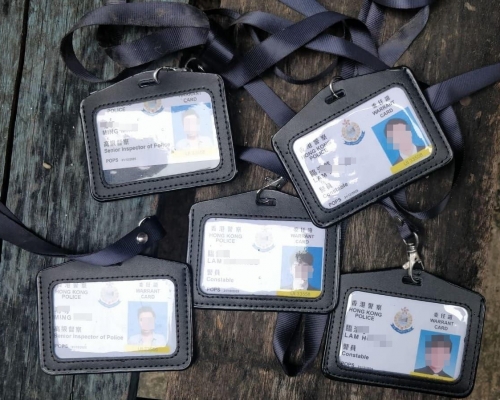 深水埗長沙灣道一後巷發現5張警員委任證,後𧬋實為道具。