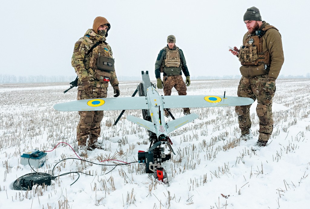 烏克蘭士兵在東北部哈爾科夫發射國產RAM II自殺式無人機。