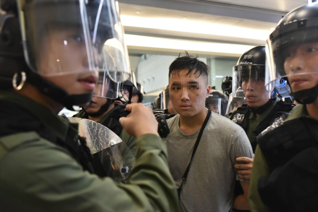 警方拘捕一名示威者