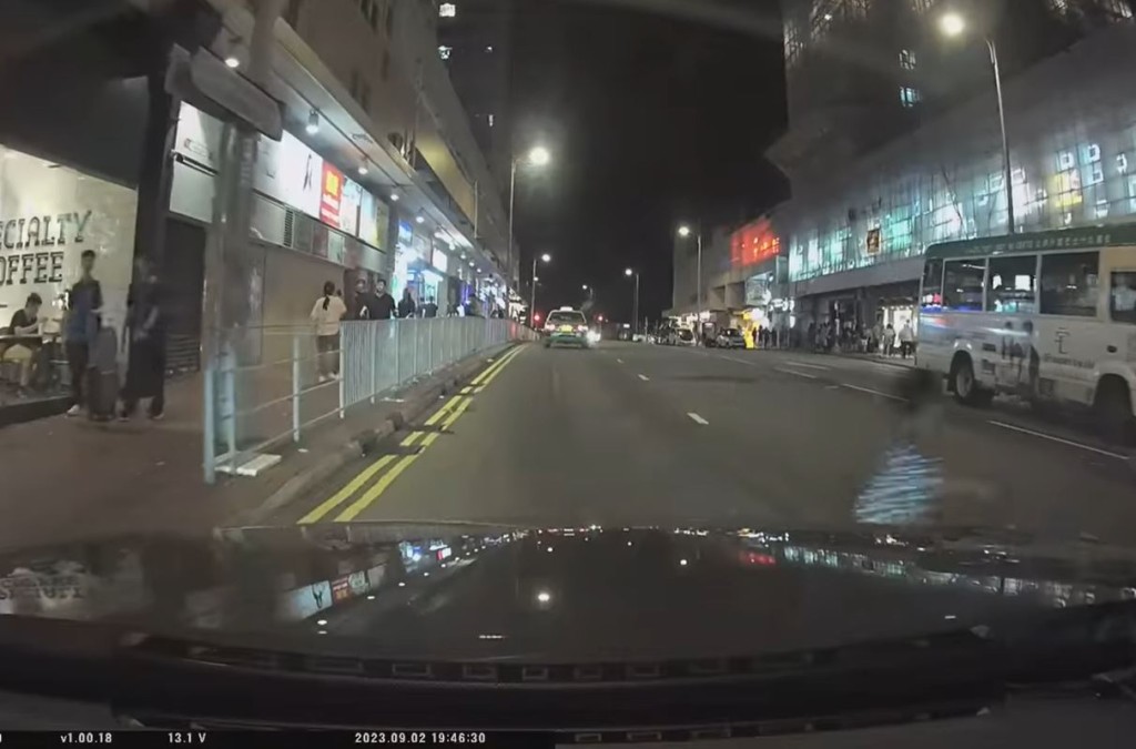 幸私家車及時停下未有撞到女童。fb車cam L（香港群組）Vincent Lau影片截圖