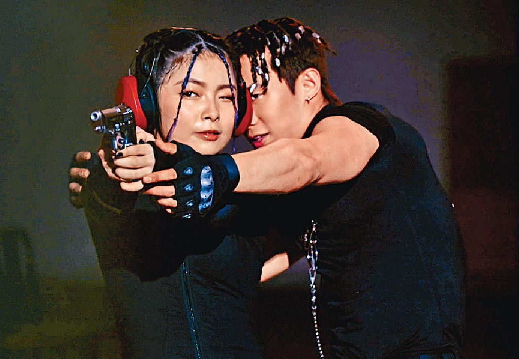 ■劇中ANSONBEAN教Dee姐做殺手，仲教她開槍。
