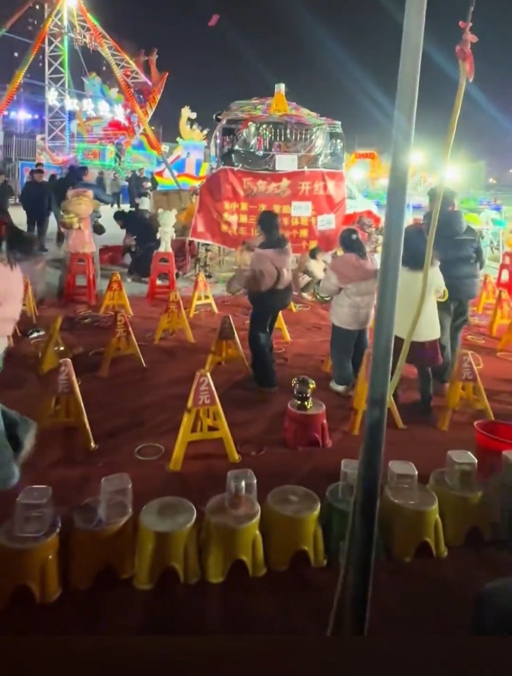 当日男子套圈中奖，老板却以不同理由拒发奖。微博@第一现场