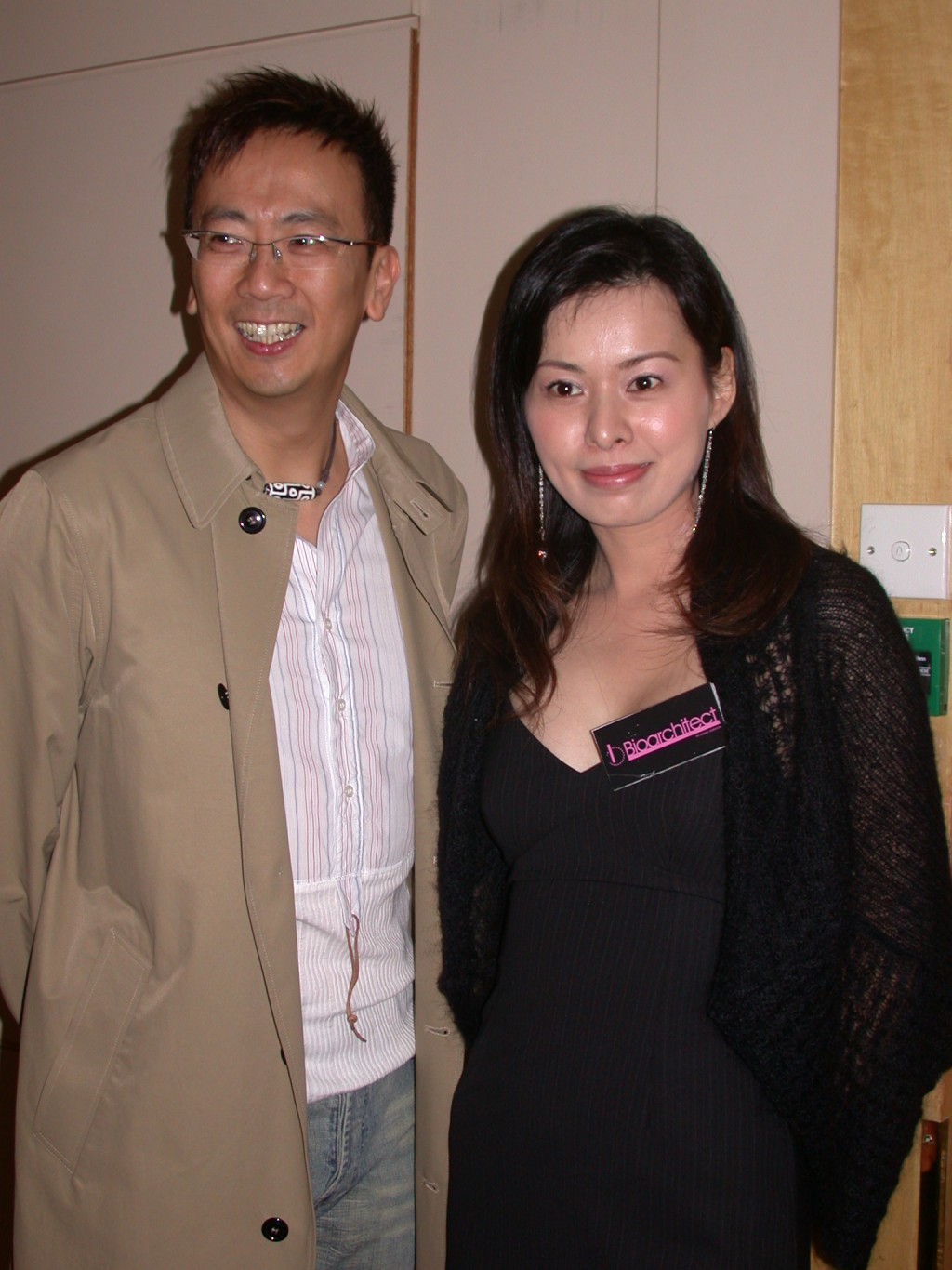 陈慧仪为陈嘉上前妻，两人拍摄电影《小男人周记》时认识。