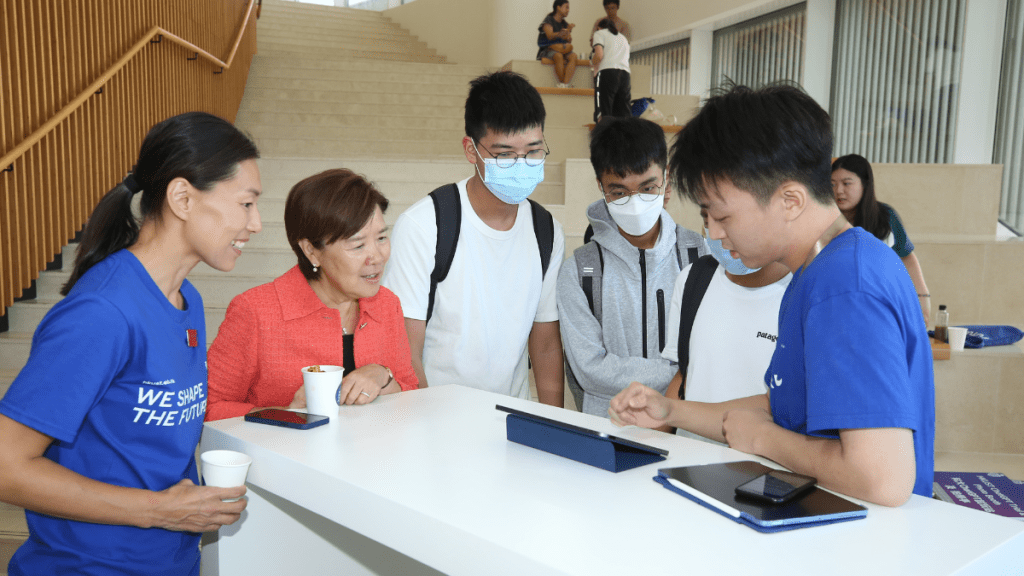 科大校長葉玉如(左二)到場與同學交流。科大提供