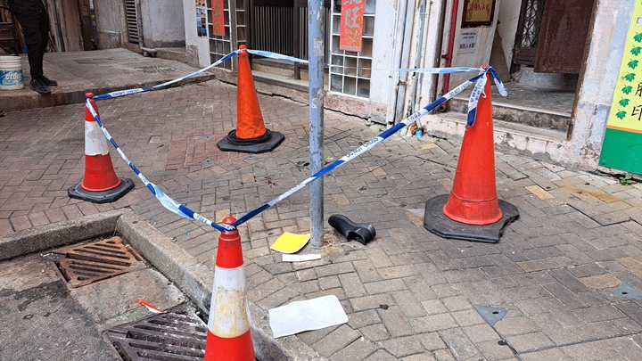 男子墮樓受傷,現場遺下一隻鞋。