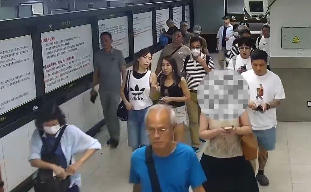 女旅客經羅湖海關北上時，被海關揭發在裙內藏著229條活魚。海關發布