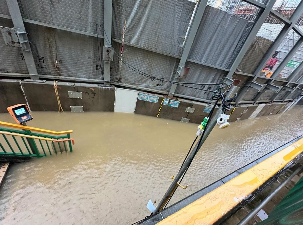 天水圍西鐵站水浸。fb新界地區生活連線圖片 天水圍西鐵站水浸。fb新界地區生活連線圖片
