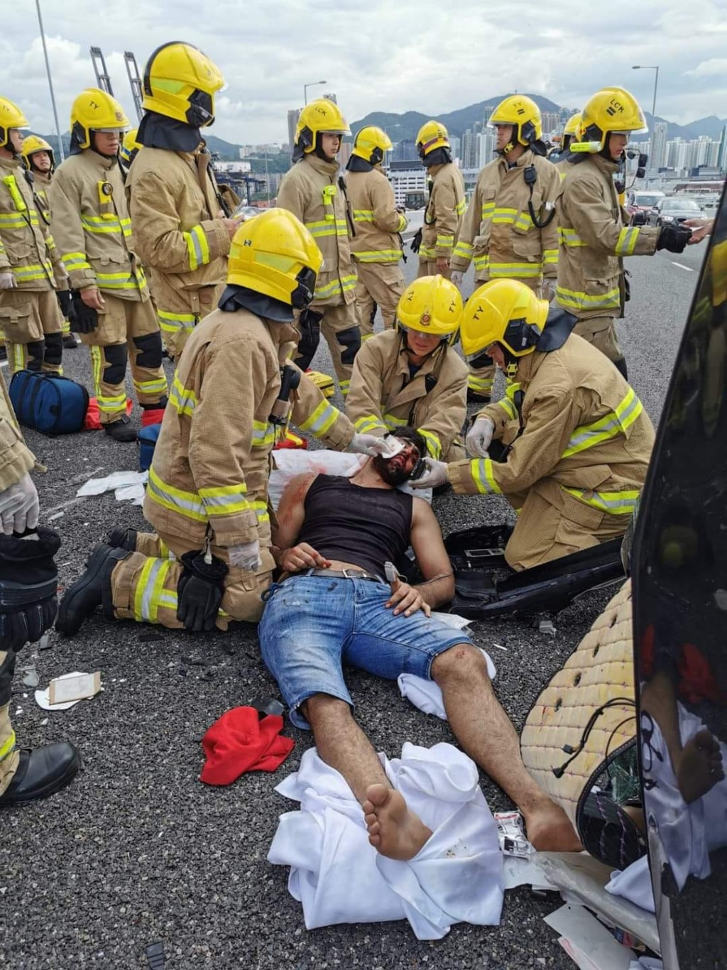司機獲救時滿面鮮血。fb：消防群組