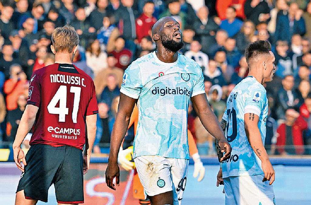 ■国际米兰近况下滑，射手卢卡古（中）表现未尽人意。