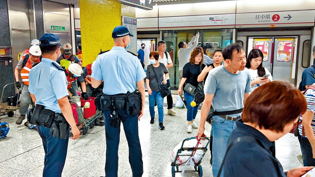 港鐵工程人員進行臨時維修，乘客正常有序上下車。