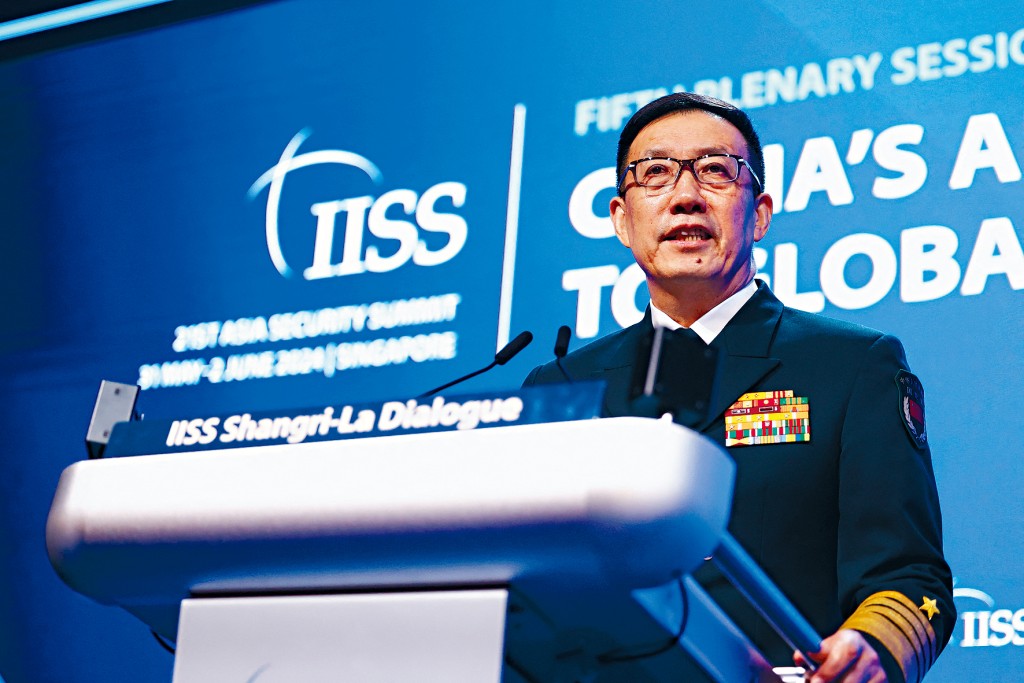 中國國防部部長董軍在演講後回答提問。