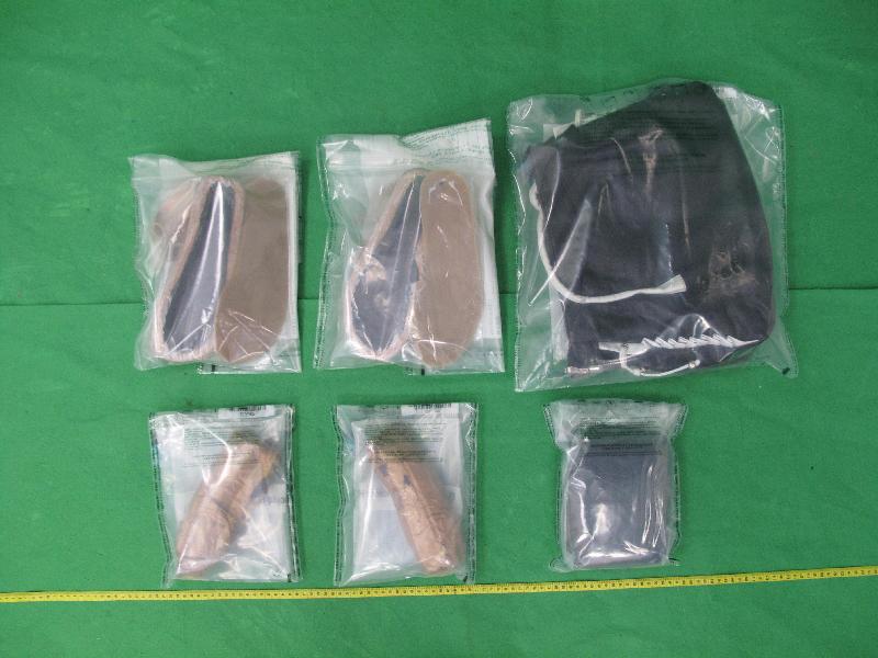 海關人員檢獲約2.1公斤懷疑可卡因,估計市值約240萬元。 海關提供