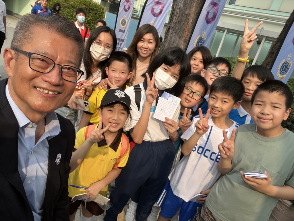 陳茂波到了赤柱參與懲教學院全民國家安全教育日的公眾開放活動，跟參加活動的家長和小朋友輕鬆交流。陳茂波網誌