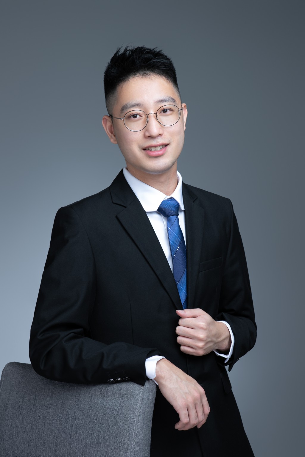 團隊研發出能反射陽光、並將熱能以中紅外線形式輻射向外太空的材料,讓降溫變得更節能且具永續性。 團隊研發出能反射陽光、並將熱能以中紅外線形式輻射向外太空的材料,讓降溫變得更節能且具永續性。