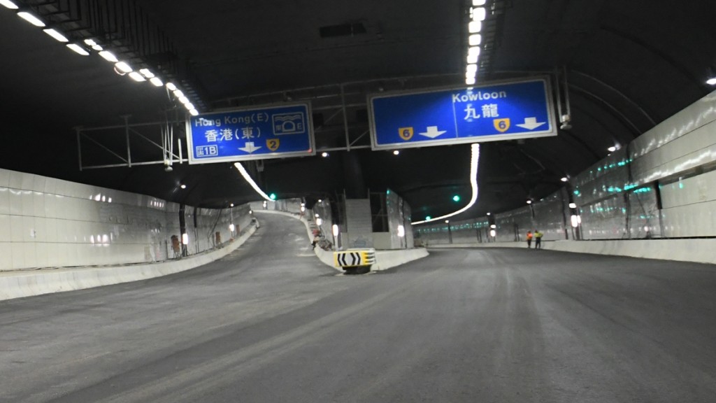 由於將藍隧道內行車線有分叉，駕駛者進入隧道前應決定行車線。資料圖片