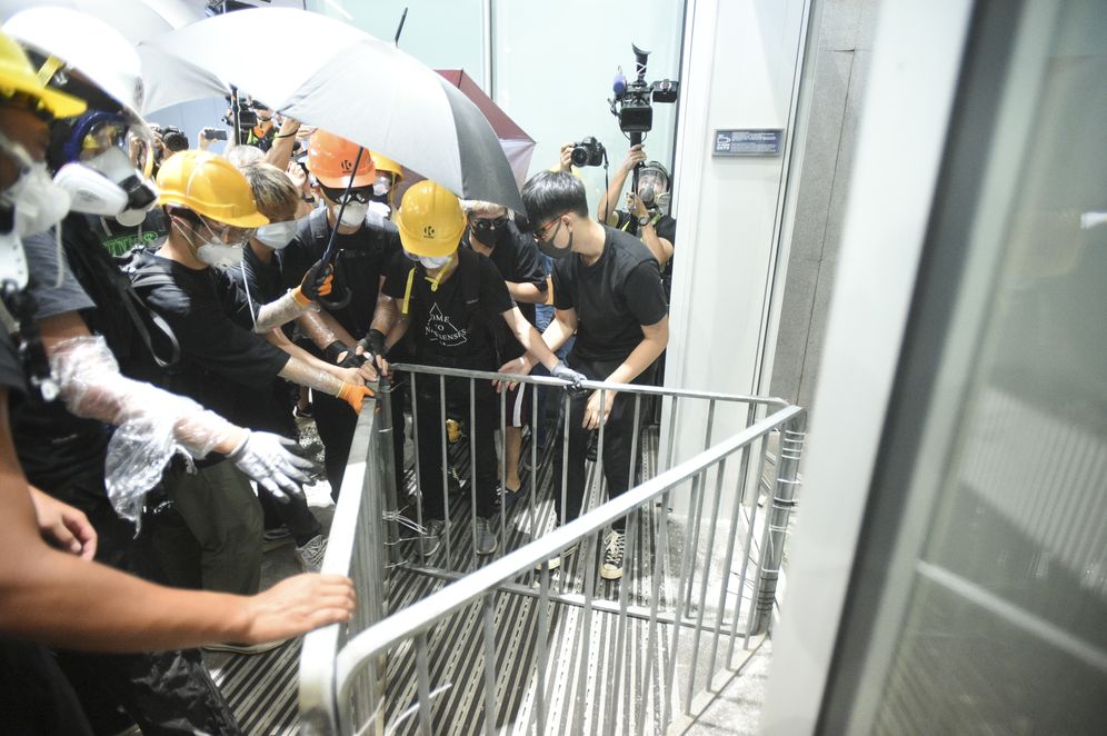 示威者衝擊立法會大樓。資料圖片