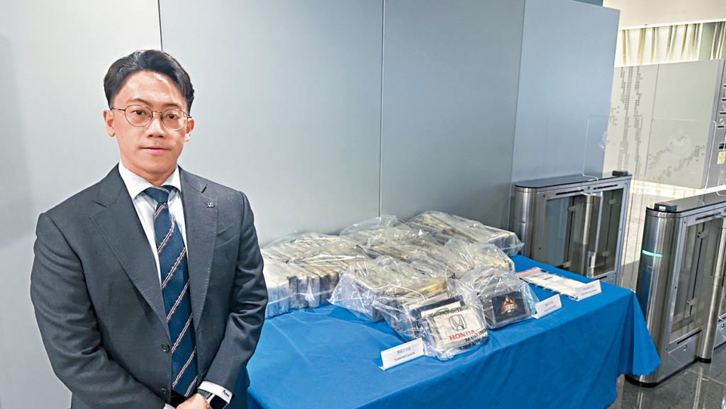 毒品調查科行動組3D 隊偵緝督察吳嘉煒講述案情。