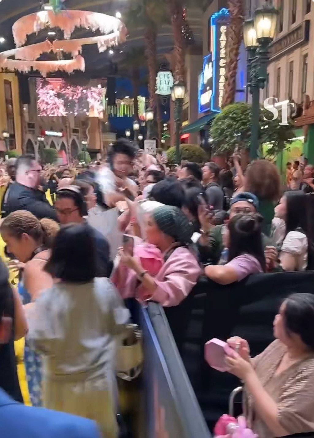 當時一片混亂！