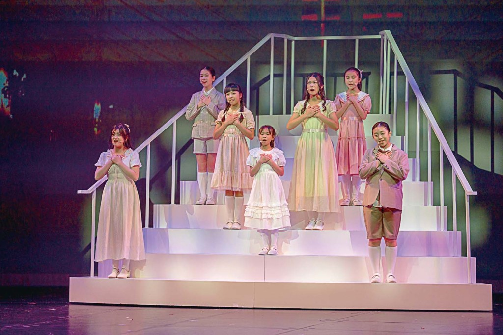 重現20年前學校首部綜藝滙演的經典劇目《仙樂飄飄處處聞》。 重現20年前學校首部綜藝滙演的經典劇目《仙樂飄飄處處聞》。