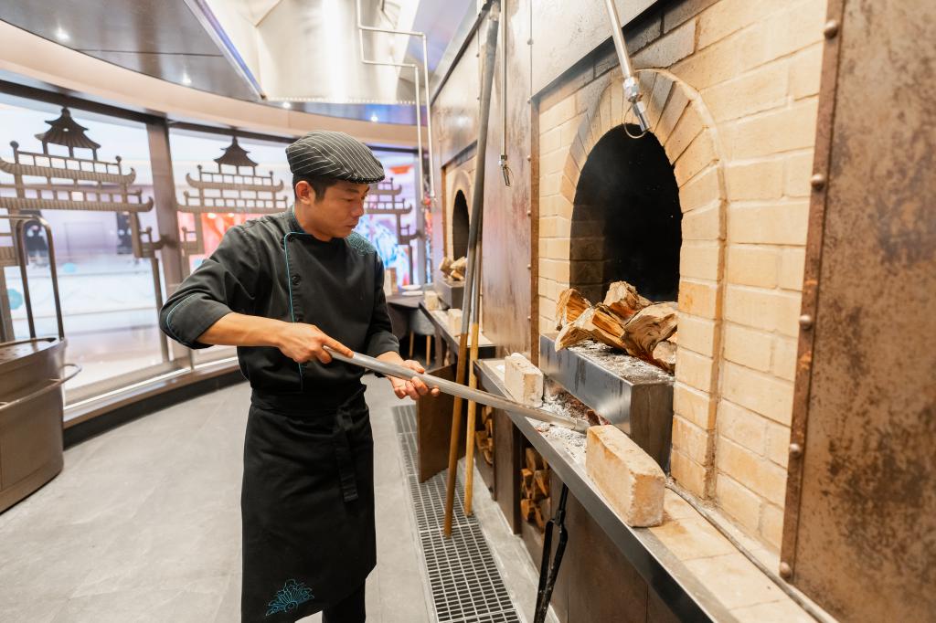 以北京烤鸭为主打的餐厅「花悦庭」，客人可于开放式厨房观赏烤鸭过程。