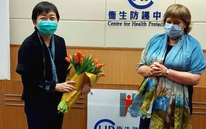 張竹君代表接收鮮花。荷蘭駐港領事館FB