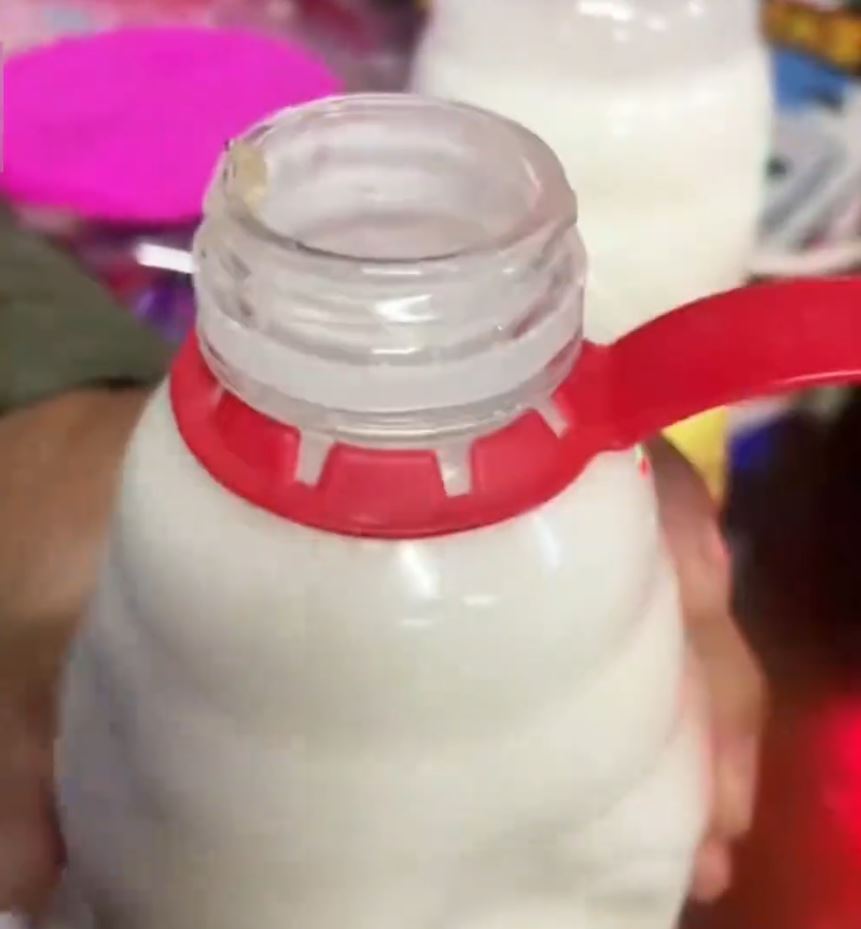 娃哈哈有饮品在云南被发现有蛆虫。抖音@中国品牌