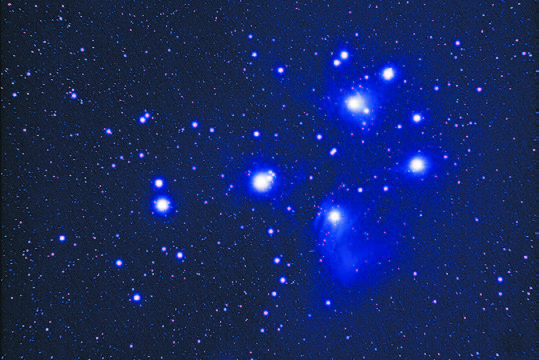 M45 七姊妹星团——与我们距4百光年左右的疏散星团。