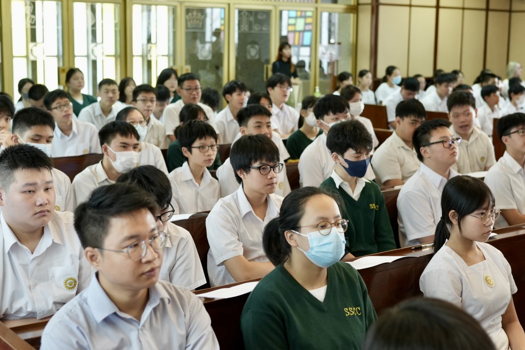 新学年开学日，一批来港的内地中小学生与本地莘莘学子一同开学。