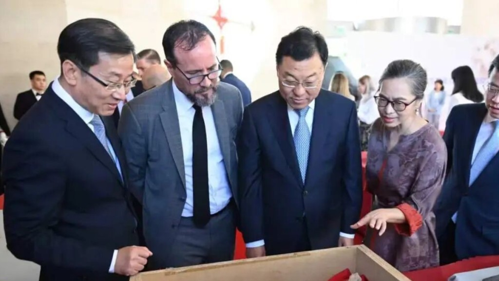 謝鋒（右三）出席中國文物返還交接儀式。中國駐美大使館網站