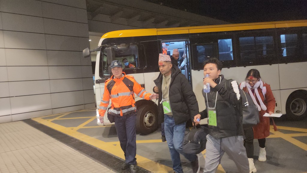國泰尼泊爾抵港航班43人食物中毒 衞署：不排除機上紅菜頭沙律受污染