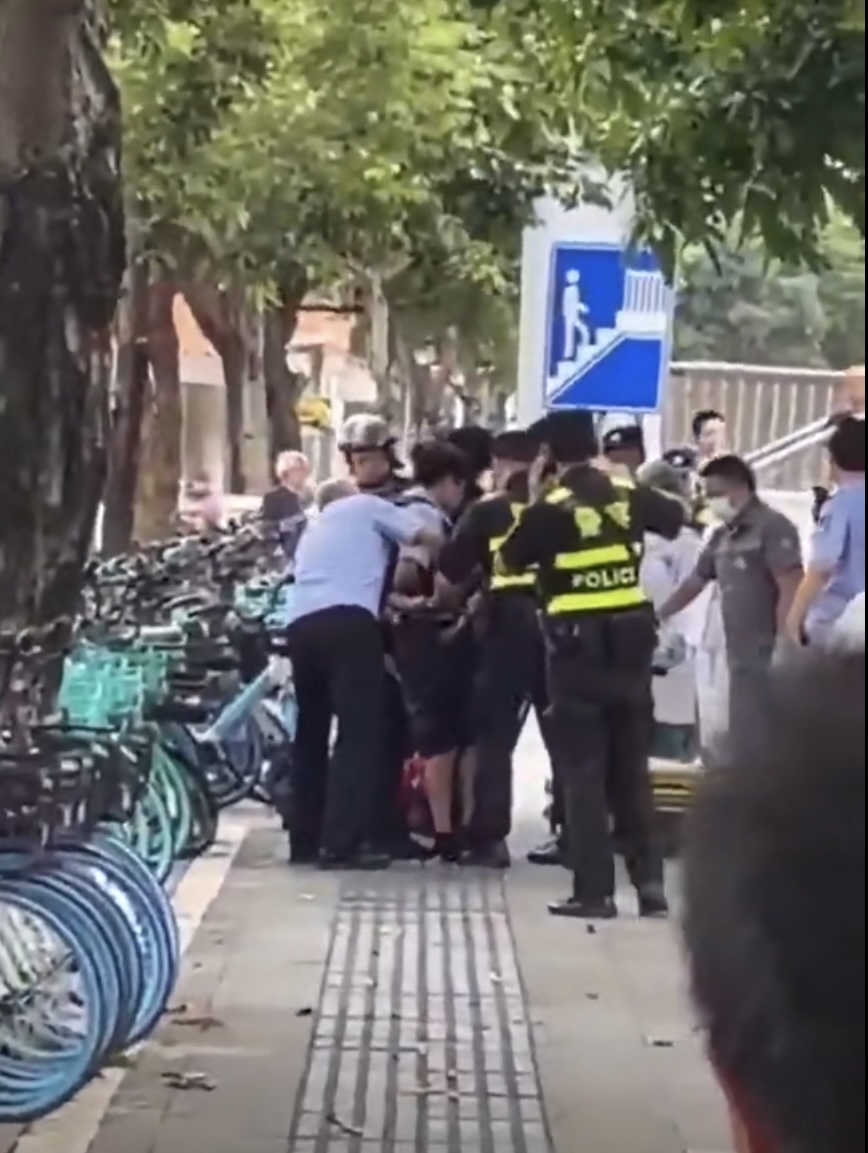警員到場將傷人男子拘捕。