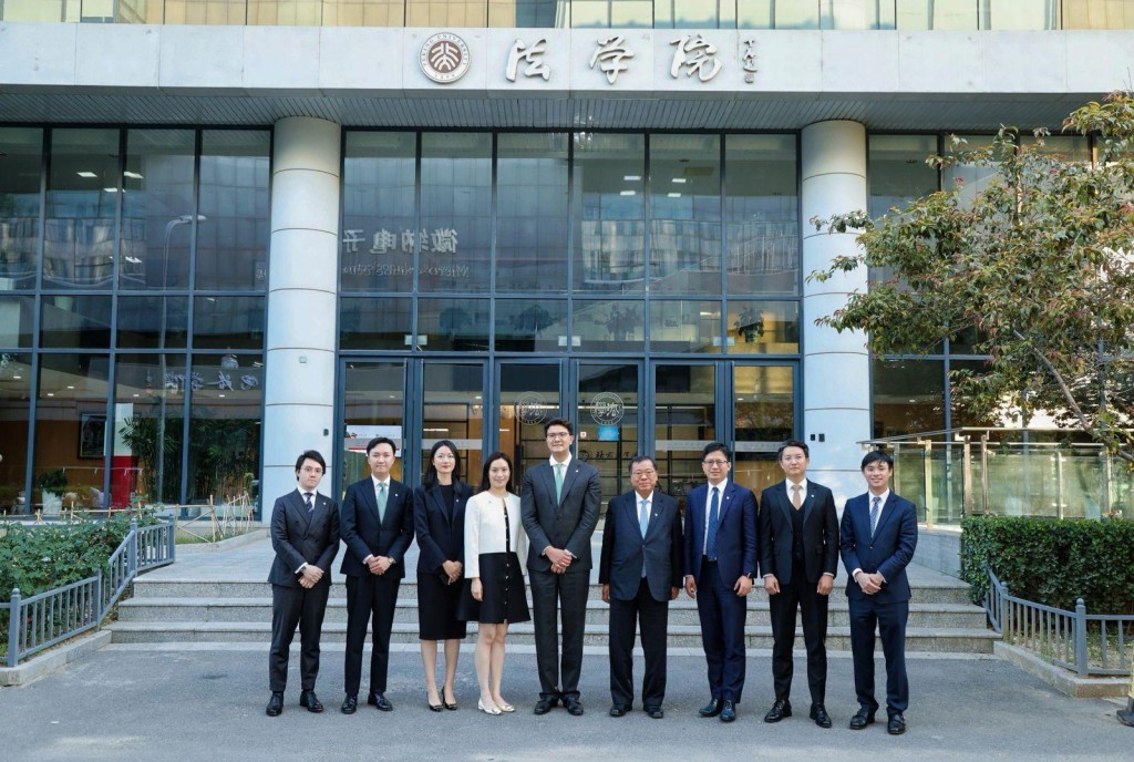 （左起）出席課程結業典禮的謝易庭大律師、孫晧邦大律師、康亞男大律師、何淑瑛大律師、毛樂禮資深大律師、黃旭倫資深大律師、王漓大律師、郭俊野大律師及薛旨呈大律師。