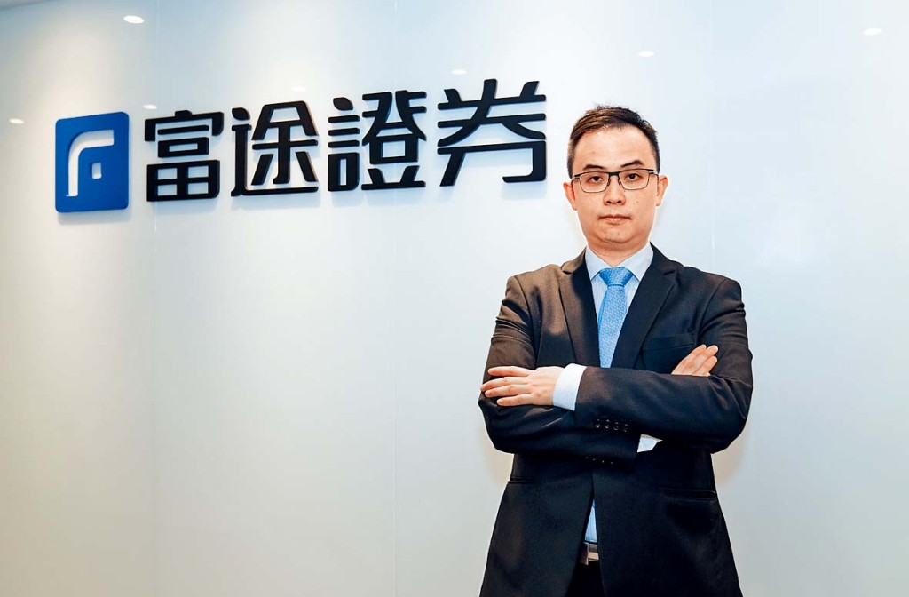 譚智樂就認為,今年以來醫藥、黃金、AI及無人駕駛等相關股均有不錯業績,建議優先圍繞科技主題布局,契合市場主流邏輯。 譚智樂就認為,今年以來醫藥、黃金、AI及無人駕駛等相關股均有不錯業績,建議優先圍繞科技主題布局,契合市場主流邏輯。