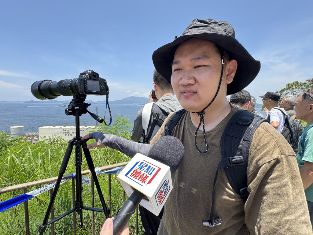 來自佛山的黃先生表示,,平時難以獲得參觀航母的機會。盧江球攝 來自佛山的黃先生表示,,平時難以獲得參觀航母的機會。盧江球攝