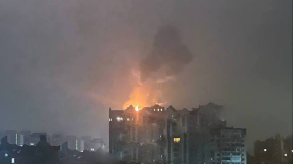 网传敖德萨高楼大厦被无人机击中着火的画面。 X