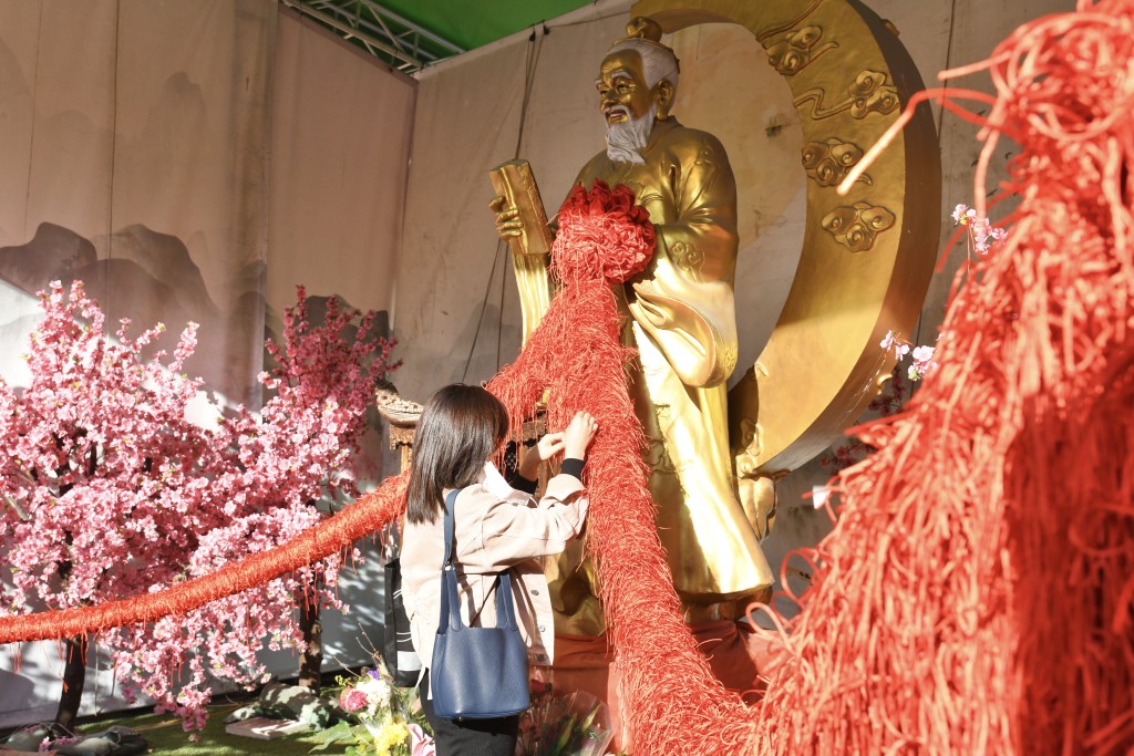 屬蛇、豬、虎、猴的市民可於初二（30日）中午12時起至整個正月期間免費參拜。